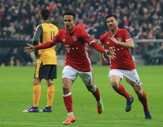 15.02.2017, CL, FC Bayern vs Arsenal, Allianz Arena Muenchen Fussball, im Bild: 4:1 Jubel Thiago (FCB) und Xabi Alonso (FCB), lks Mesut Oezil (Arsenal FC) kann es nicht fassen