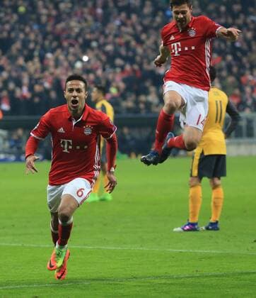 15.02.2017, CL, FC Bayern vs Arsenal, Allianz Arena Muenchen Fussball, im Bild: 4:1 Jubel Thiago (FCB) und Xabi Alonso (FCB)