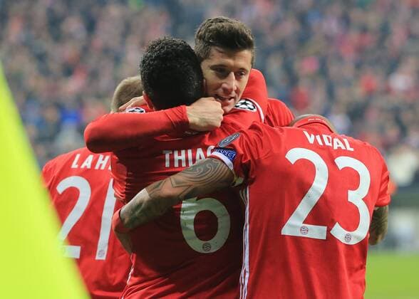 15.02.2017, CL, FC Bayern vs Arsenal, Allianz Arena Muenchen Fussball, im Bild: Jubel Philipp Lahm (FCB), Thiago (FCB), Robert Lewandowski (FCB) und Arturo Vidal (FCB)