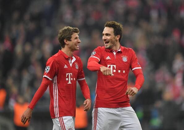 15.02.2017, Fussball, UEFA Champions League, Saison 2016 2017, Achtelfinale, FC Bayern Muenchen - Arsenal London, Jubel Thomas Mueller, Thomas Müller (Bayern Muenchen), li., und Mats Hummels (FC Bayern Muenchen)