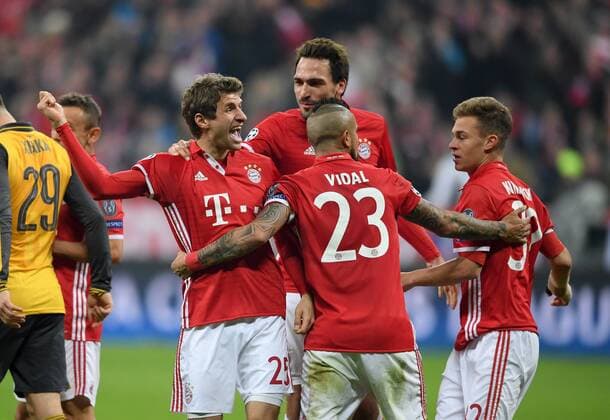 FUSSBALL CHAMPIONS LEAGUE SAISON 2016 2017 ACHTELFINALE HINSPIEL FC Bayern Muenchen - Arsenal London 15.02.2017 Torjubel: Thomas Mueller, Mats Hummels, Arturo Vidal und Joshua Kimmich (v.l., alle FC Bayern Muenchen) 