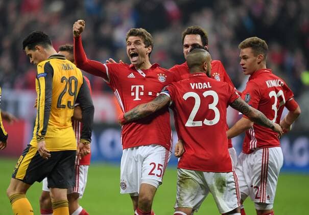 FUSSBALL CHAMPIONS LEAGUE SAISON 2016 2017 ACHTELFINALE HINSPIEL FC Bayern Muenchen - Arsenal London 15.02.2017 Torjubel: Thomas Mueller, Mats Hummels, Arturo Vidal und Joshua Kimmich (v.l., alle FC Bayern Muenchen). Links schleicht Granit Xhaka (Arsenal) enttaeuscht davon 