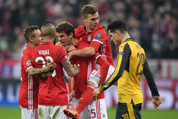 FUSSBALL CHAMPIONS LEAGUE SAISON 2016 2017 ACHTELFINALE HINSPIEL FC Bayern Muenchen - Arsenal London 15.02.2017 Torjubel: Rafinha, Arturo Vidal, Thomas Mueller und Joshua Kimmich (v.l., alle FC Bayern Muenchen). Granit Xhaka (Arsenal) 
