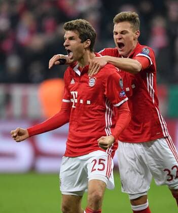 FUSSBALL CHAMPIONS LEAGUE SAISON 2016 2017 ACHTELFINALE HINSPIEL FC Bayern Muenchen - Arsenal London 15.02.2017 Torjubel: Thomas Mueller und Joshua Kimmich (v.l., beide FC Bayern Muenchen). 