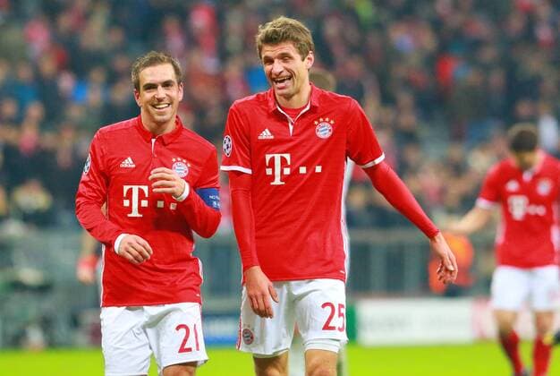 Thomas Müller und Philipp Lahm (FC Bayern) gut gelaunt nach dem Spielende Fussball UEFA Champions League FC Bayern München - Arsenal London 15.02.2017