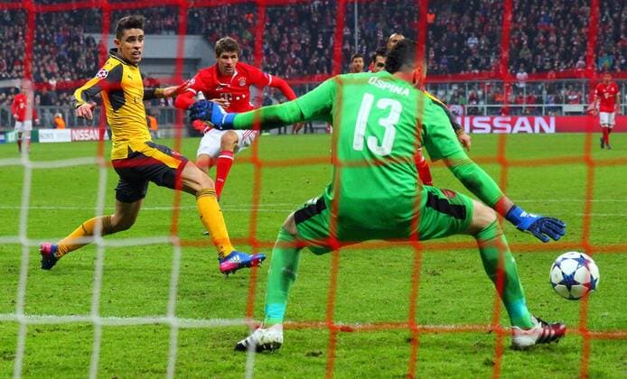 Thomas Müller (FC Bayern) trifft zum 5-1 gegen Torwart David Ospina und Gabriel (Arsenal London) Fussball UEFA Champions League FC Bayern München - Arsenal London 15.02.2017