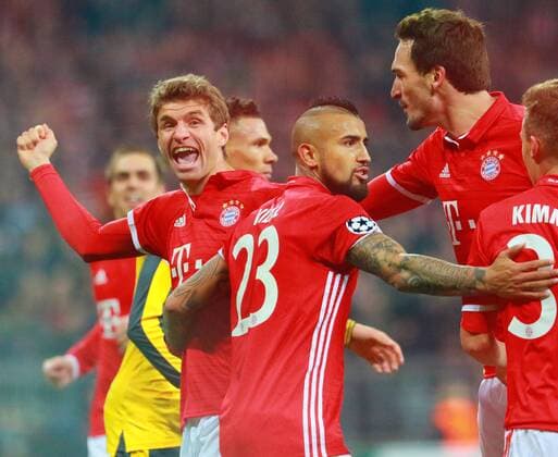 Thomas Müller jubelt nach seinem Tor. Vidal, Hummels, Kimmich (re.) Fussball UEFA Champions League FC Bayern München - Arsenal London 15.02.2017