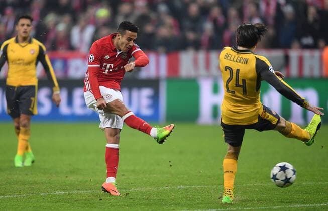 FUSSBALL CHAMPIONS LEAGUE SAISON 2016 2017 ACHTELFINALE HINSPIEL FC Bayern Muenchen - Arsenal London 15.02.2017 Thiago Alcantara (li, FC Bayern Muenchen) erzielt das Tor zum 4:1. Hector Bellerin (re, Arsenal) kommt zu spaet 