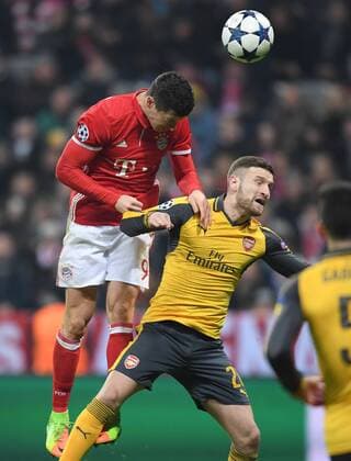 FUSSBALL CHAMPIONS LEAGUE SAISON 2016 2017 ACHTELFINALE HINSPIEL FC Bayern Muenchen - Arsenal London 15.02.2017 Robert Lewandowski (Li, FC Bayern Muenchen) gegen Shkodran Mustafi (re, Arsenal) 