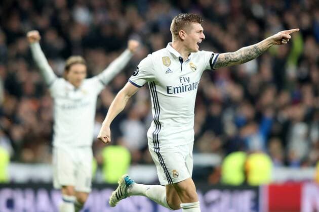 Fußball, CL, Real Madrid - SSC Neapel, Toni Kroos trifft Real Madrid s Toni Kroos (r) and Luka Modric celebrate goal during Champions League 2016 2017 Round of 16 1st leg match. February 15,2017.  (2017021513)