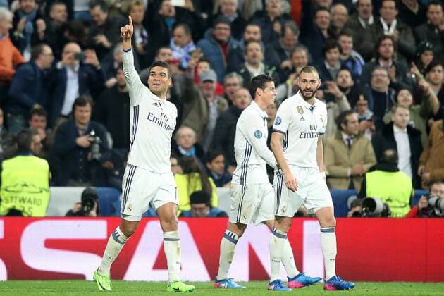 Fußball, CL, Real Madrid - SSC Neapel Real Madrid s Carlos Henrique Casemiro (l), James Rodriguez and James Rodriguez celebrate goal during Champions League 2016 2017 Round of 16 1st leg match. February 15,2017.  (2017021535)
