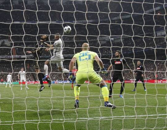 Fußball, CL, Real Madrid - SSC Neapel First leg of 1 8 Champions League match between Real Madrid and Napoli. In this picture, Karim Benzema scores his goal. xChemaxReyx 