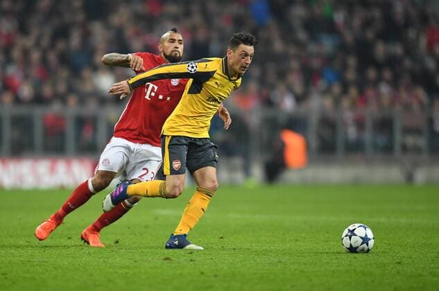 FUSSBALL CHAMPIONS LEAGUE SAISON 2016 2017 ACHTELFINALE HINSPIEL FC Bayern Muenchen - Arsenal London 15.02.2017 Arturo Vidal (li, FC Bayern Muenchen) gegen Mesut Oezil (re, Arsenal) 