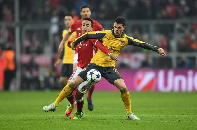 FUSSBALL CHAMPIONS LEAGUE SAISON 2016 2017 ACHTELFINALE HINSPIEL FC Bayern Muenchen - Arsenal London 15.02.2017 Thiago Alcantara (li, FC Bayern Muenchen) gegen Granit Xhaka (re, Arsenal) 