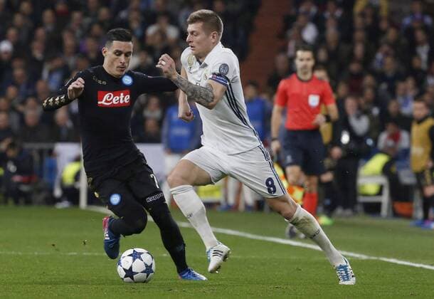 Fußball, CL, Real Madrid - SSC Neapel, Toni Kroos trifft Real Madrid s German midfielder Toni Kroos (R) vies for the bal with Napoli s Jose Callejon during their UEFA Champions League round of 16 first leg match at Santiago Bernabeu stadium in Madrid, Spain, 15 February 2017. REAL MADRID VS. NAPOLI !ACHTUNG: NUR REDAKTIONELLE NUTZUNG!  Copyright: xKikoxHuescax MAD002 20170215-636227996034784337