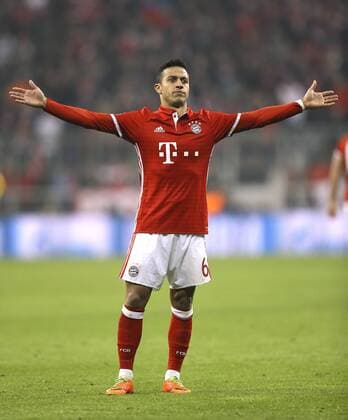 Foto: Bayerns Thiago gestikuliert zum Schiedsrichter Fussball - Championsleague am Mi. 15.02.2017 Achtelfinale, Bayern München - Arsenal London 5 - 1