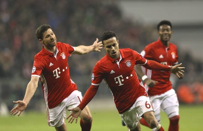 Bilder des Tages - SPORT Foto: Torjubel bei Thiago Bayern , nach dem 4. Treffer , hinten freut sich Xabi Alonso Fussball - Championsleague am Mi. 15.02.2017 Achtelfinale, Bayern München - Arsenal London 5 - 1