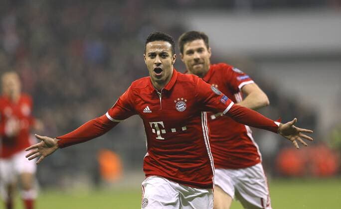 Foto: Torjubel bei Thiago Bayern , nach dem 4. Treffer , hinten freut sich Xabi Alonso Fussball - Championsleague am Mi. 15.02.2017 Achtelfinale, Bayern München - Arsenal London 5 - 1