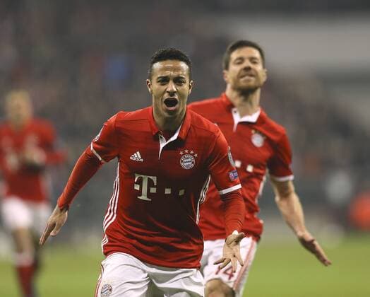 Foto: Torjubel bei Thiago Bayern , nach dem 4. Treffer , hinten freut sich Xabi Alonso Fussball - Championsleague am Mi. 15.02.2017 Achtelfinale, Bayern München - Arsenal London 5 - 1