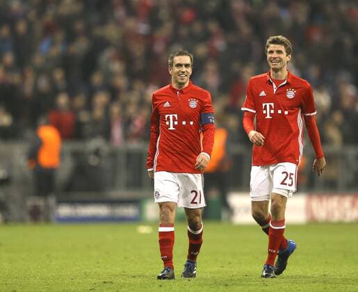 Foto: die Sieger nach dem Schlusspfiff , Philipp Lahm und Thomas Müller Bayern Fussball - Championsleague am Mi. 15.02.2017 Achtelfinale, Bayern München - Arsenal London 5 - 1