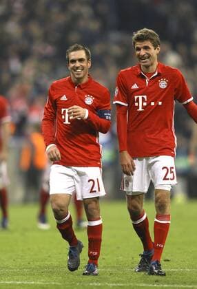 Foto: die Sieger nach dem Schlusspfiff , Philipp Lahm und Thomas Müller Bayern Fussball - Championsleague am Mi. 15.02.2017 Achtelfinale, Bayern München - Arsenal London 5 - 1