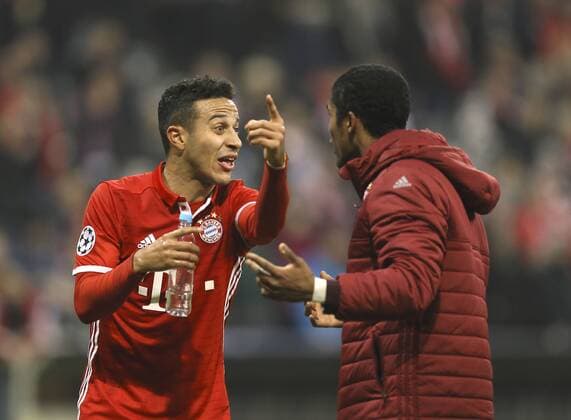 Foto: Torschütze Thiago Bayern , er fachsimpelt nach dem Sieg mit Douglas Costa , rechts Fussball - Championsleague am Mi. 15.02.2017 Achtelfinale, Bayern München - Arsenal London 5 - 1