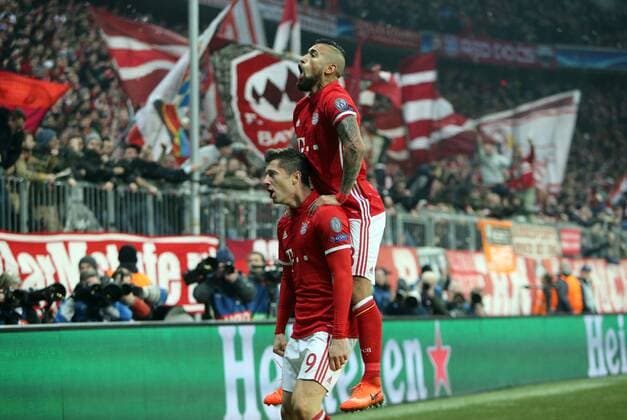 FC Bayern München - FC Arsenal London Deutschland, München, 15.02.2017, Fussball, UEFA Champions League, Saison 2016 2017, Achtelfinale, Hinspiel, FC Bayern München - FC Arsenal London: v.l. Robert Lewandowski, Arturo Vidal (beide FC Bayern München); Jubel Tor 2:1 Lewandowski.