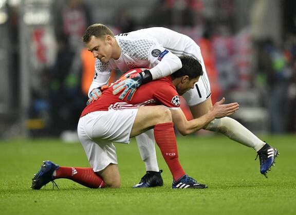 Torwart Manuel Neuer FC Bayern München klatscht sich mit Mitspielern vor Spielbeginn ab, hier mit Xabi Xabier Olano Alonso FC Bayern München FC Bayern München FCB vs FC Arsenal London Gunners UEFA Champions-League CL Achtelfinale Hinspiel Spiel 1 Saison 2016 2017 München Allianz Arena 15.02.2017 FC Bayern München FCB vs FC Arsenal London Gunners