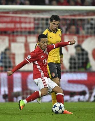 Thiago Alcantara FC Bayern München am Ball vor Granit Xhaka FC Arsenal London FC Bayern München FCB vs FC Arsenal London Gunners UEFA Champions-League CL Achtelfinale Hinspiel Spiel 1 Saison 2016 2017 München Allianz Arena 15.02.2017 FC Bayern München FCB vs FC Arsenal London Gunners