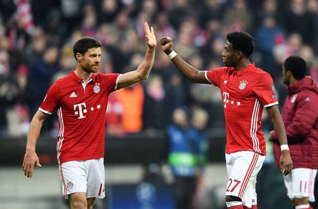 FUSSBALL CHAMPIONS LEAGUE SAISON 2016 2017 ACHTELFINAL HINSPIEL FC Bayern Muenchen - Arsenal London 15.02.2017 Schlussjubel FC Bayern Muenchen; David Alaba (re) klatscht Xabi Alonso ab 