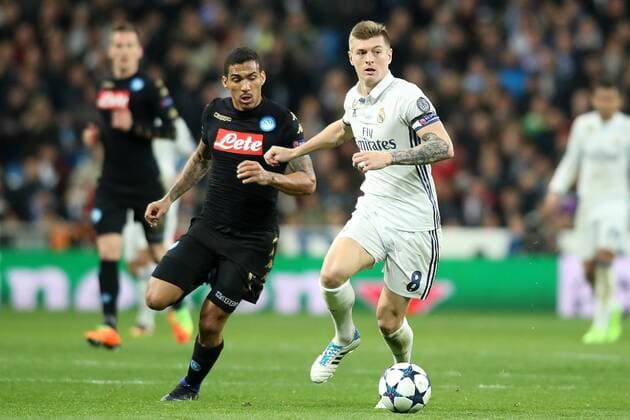 Fußball, CL, Real Madrid - SSC Neapel, Toni Kroos trifft Real Madrid s Toni Kroos (r) and SSC Napoli s Allan during Champions League 2016 2017 Round of 16 1st leg match. February 15,2017.  (20170215173)