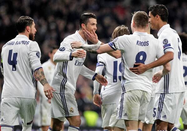 FuÃŸball, CL, Real Madrid - SSC Neapel February 15th 2017, Santiago Bernabeu, Madird, Spain; UEFA Champions League football, Real Madrid versus Napoli; Toni Kroos celebrates his goal with team mate Ronaldo in the 47th minute xLaurentxLairysx  ActionPlus11846703