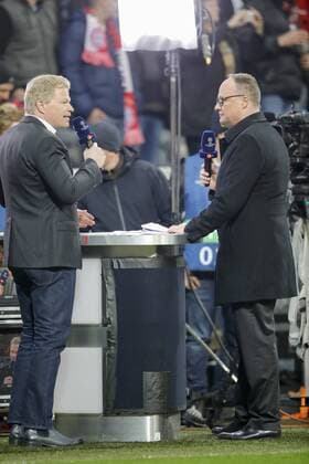 Oliver KAHN, Co Moderator Oliver Welken Fernsehen,Journalisten, TV, Medien, Fotografen , Fernsehuebertagung, Live, Liveuebertragung, Presse , Interview, Media, Medienzentrum FC BAYERN MUENCHEN - FC ARSENAL 5-1 Achtelfinale, Fussball UEFA Champions League, Muenchen, 15.02.2017 CL Saison 2016 2017, FCB