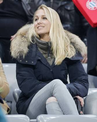 Arjen Robben Familie, Ehefrau Bernadien, Spielerfrau, junge hübsche Frau, Maedchen, sexy, aufreizend, Figur, hübsch, lacht, attraktiv, Mode, fashion, Schmuck, Tasche, Schminke, FC BAYERN MUENCHEN - FC ARSENAL 5-1 Achtelfinale, Fussball UEFA Champions League, Muenchen, 15.02.2017 CL Saison 2016 2017, FCB