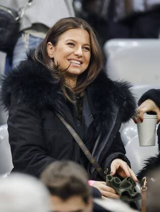 Anna, Frau von Robert LEWANDOWSKI, FCB 9 Spielerfrau, junge hübsche Frau, Maedchen, sexy, aufreizend, Figur, hübsch, lacht, attraktiv, Mode, fashion, Schmuck, Tasche, Schminke, FC BAYERN MUENCHEN - FC ARSENAL 5-1 Achtelfinale, Fussball UEFA Champions League, Muenchen, 15.02.2017 CL Saison 2016 2017, FCB