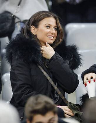 Anna, Frau von Robert LEWANDOWSKI, FCB 9 Spielerfrau, junge hübsche Frau, Maedchen, sexy, aufreizend, Figur, hübsch, lacht, attraktiv, Mode, fashion, Schmuck, Tasche, Schminke, FC BAYERN MUENCHEN - FC ARSENAL 5-1 Achtelfinale, Fussball UEFA Champions League, Muenchen, 15.02.2017 CL Saison 2016 2017, FCB