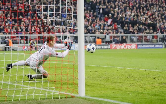 Manuel NEUER, FCB 1 haelt Elfmeterschiessen, 11m, Strafstoss, Strafe, Elfmeter, Strafstoß ,Aktion, Einzelbild, Torschuss FC BAYERN MUENCHEN - FC ARSENAL 5-1 Achtelfinale, Fussball UEFA Champions League, Muenchen, 15.02.2017 CL Saison 2016 2017, FCB