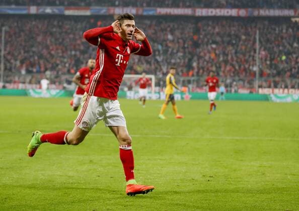 Robert LEWANDOWSKI, FCB 9 Torjubel, Jubel nach dem Tor zum 2-1 Jubel, Freude, Emotionen, Feiern, Lachen, jubelt, freuen, reisst die Arme hoch, ballt die Faust FC BAYERN MUENCHEN - FC ARSENAL 5-1 Achtelfinale, Fussball UEFA Champions League, Muenchen, 15.02.2017 CL Saison 2016 2017, FCB