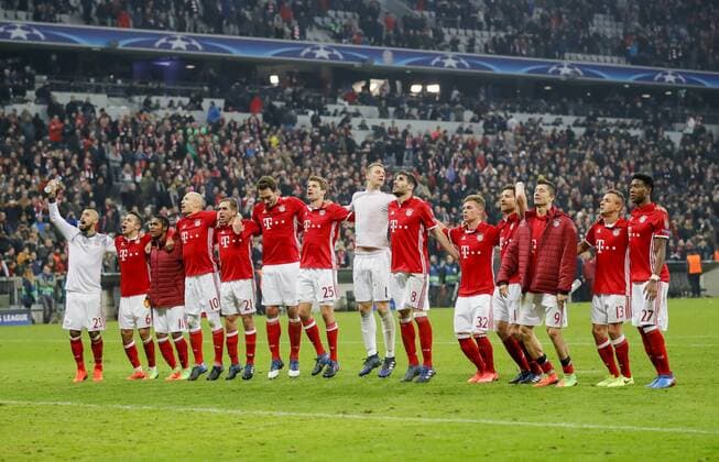 Schlussjubel Arturo VIDAL, FCB 23 Douglas COSTA, FCB 11 Arjen ROBBEN, FCB 10 Philipp Lahm (FCB 21) Mats HUMMELS, FCB 5 Thomas MUELLER, MÜLLER, FCB 25 Manuel NEUER, FCB 1 Javi MARTINEZ, FCB 8 Joshua KIMMICH, FCB 32 Xabi ALONSO, FCB 14 Robert LEWANDOWSKI, FCB 9 RAFINHA (FCB 13) David ALABA, FCB 27 Jubel FC BAYERN MUENCHEN - FC ARSENAL 5-1 Achtelfinale, Fussball UEFA Champions League, Muenchen, 15.02.2017 CL Saison 2016 2017, FCB