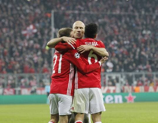 Torjubel 2:1 München, V.li. Philipp Lahm (Bayern) , Arjen Robben (Bayern) , Thiago (Bayern) . FC Bayern München-FC Arsenal .. München, GER, 15.02.2017, Achtelfinale Fussball-Champions League 2016-2017 .