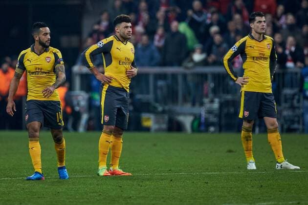 Muenchen, Deutschland 15.02.2016, UEFA Champions League - 2016 17 Season, Achtelfinale Hinspiel, FC Bayern Muenchen - Arsenal London FC, Enttaeuschung bei Theo Walcott (ASL), Alex Oxlade-Chamberlain (ASL) und Granit Xhaka (ASL) v.l. ( DeFodi501