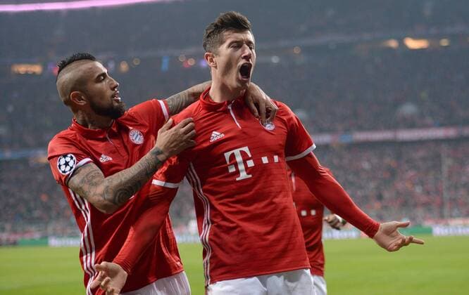 FUSSBALL CHAMPIONS LEAGUE SAISON 2016 2017 ACHTELFINALE HINSPIEL FC Bayern Muenchen - Arsenal London 15.02.2017 Torjubel: Arturo Vidal (li) und Robert Lewandowski (re, beide FC Bayern Muenchen) 