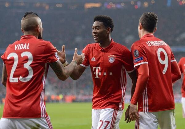 FUSSBALL CHAMPIONS LEAGUE SAISON 2016 2017 ACHTELFINALE HINSPIEL FC Bayern Muenchen - Arsenal London 15.02.2017 Torjubel: Arturo Vidal, David Alaba und Robert Lewandowski (re, beide FC Bayern Muenchen) 
