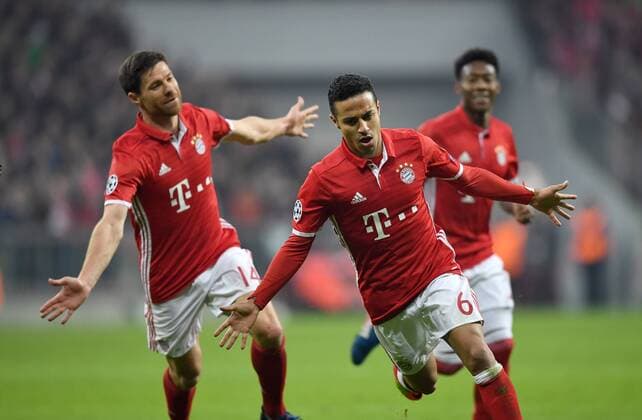FUSSBALL CHAMPIONS LEAGUE SAISON 2016 2017 ACHTELFINALE HINSPIEL FC Bayern Muenchen - Arsenal London 15.02.2017 Torjubel: Xabi Alonso, Thiago Alcantara (v.l., beide FC Bayern Muenchen) 