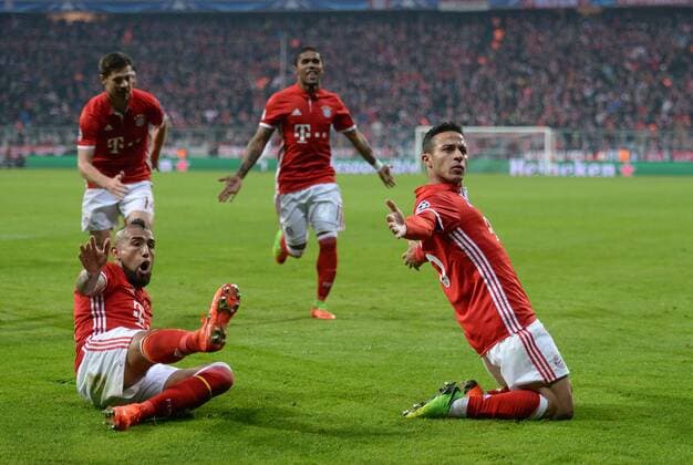 FUSSBALL CHAMPIONS LEAGUE SAISON 2016 2017 ACHTELFINALE HINSPIEL FC Bayern Muenchen - Arsenal London 15.02.2017 Torjubel: Arturo Vidal und Thiago Alcantara (v.l., beide FC Bayern Muenchen) 