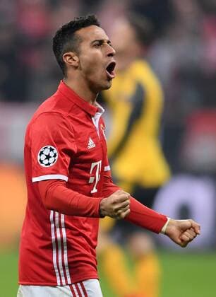 FUSSBALL CHAMPIONS LEAGUE SAISON 2016 2017 ACHTELFINALE HINSPIEL FC Bayern Muenchen - Arsenal London 15.02.2017 Torjubel: Thiago Alcantara (FC Bayern Muenchen) 