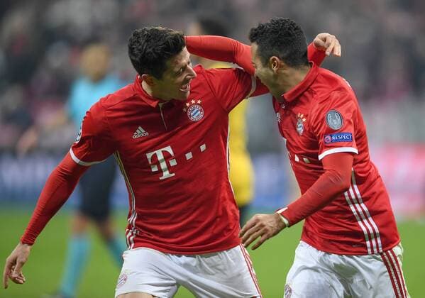FUSSBALL CHAMPIONS LEAGUE SAISON 2016 2017 ACHTELFINALE HINSPIEL FC Bayern Muenchen - Arsenal London 15.02.2017 Torjubel: Robert Lewandowski (li) und Thiago Alcantara (re, beide FC Bayern Muenchen) 