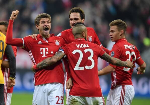 FUSSBALL CHAMPIONS LEAGUE SAISON 2016 2017 ACHTELFINALE HINSPIEL FC Bayern Muenchen - Arsenal London 15.02.2017 Torjubel: Thomas Mueller, Mats Hummels, Arturo Vidal und Joshua Kimmich (v.l., alle FC Bayern Muenchen) 