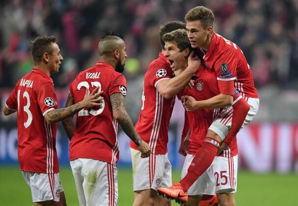 FUSSBALL CHAMPIONS LEAGUE SAISON 2016 2017 ACHTELFINALE HINSPIEL FC Bayern Muenchen - Arsenal London 15.02.2017 Torjubel: Rafinha, Arturo Vidal, Thomas Mueller und Joshua Kimmich (v.l., alle FC Bayern Muenchen). 