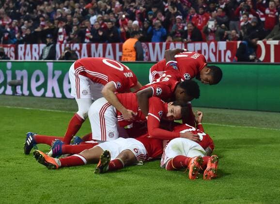 15.02.2017, Fussball, UEFA Champions League, Saison 2016 2017, Achtelfinale, FC Bayern Muenchen - Arsenal London 5:1, Bayern Jubeltraube nach dem 4:1 von Thiago Alcantara (Bayern Muenchen), Mats Hummels (FC Bayern Muenchen), mitte.